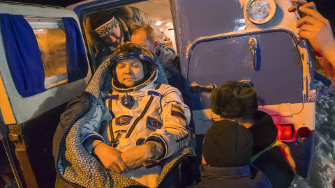 El astronauto ruso Oleg Kononenko, después de aterrizar cerca de Kazajstán.