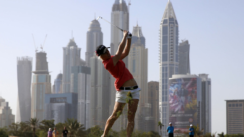 La golfista Melissa Reid golpea la bola durante el torneo de golf de Dubai Ladies Masters. REUTERS/Ahmed Jadallah