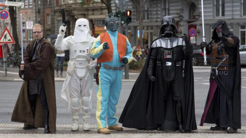 Miembros del club de fans de la saga "Star Wars" desfilan disfrazados por las calles de Hamburgo, Alemania. EFE/Axel Heimken