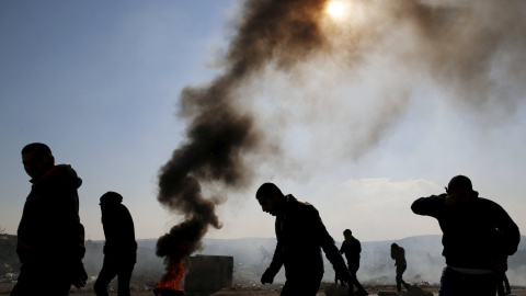 Protestantes palestinos reaccionan con bengalas ante el ataque de las tropas israelíes. REUTERS/Ammar Awad