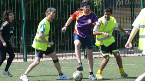 Pablo Iglesias juega al fútbol durante el día de reflexión de las elecciones autonómicas. Pablo Iglesias juega al fútbol durante el día de reflexión de las elecciones autonómicas.