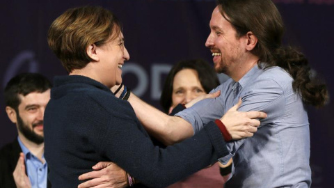 Pablo Iglesias saluda a Ada Colau durante el acto político de Podemos en la Caja Mágica de Madrid. / EFE Pablo Iglesias saluda a Ada Colau durante el acto político de Podemos en la Caja Mágica de Madrid. / EFE