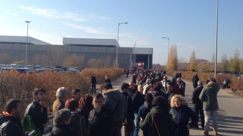 Colas para entrar en el mitin de Podemos en la Caja Mágica de Madrid. Imagen distribuida por la formación política. Colas para entrar en el mitin de Podemos en la Caja Mágica de Madrid. Imagen distribuida por la formación política.