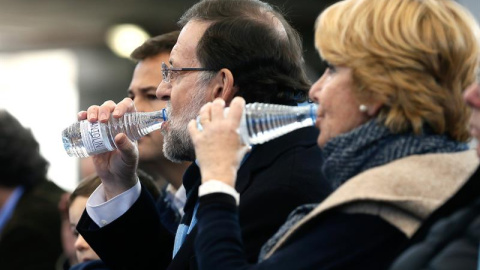 El presidente del Gobierno, Mariano Rajoy, y la presidenta del PP de Madrid, Esperanza Aguirre, durante el acto central de su partido que se ha celebrado hoy en la plaza de toros de la localidad madrileña de Las Rozas. EFE/JuanJo Martin El presidente del Gobierno, Mariano Rajoy, y la presidenta del PP de Madrid, Esperanza Aguirre, durante el acto central de su partido que se ha celebrado hoy en la plaza de toros de la localidad madrileña de Las Rozas. EFE/JuanJo Martin