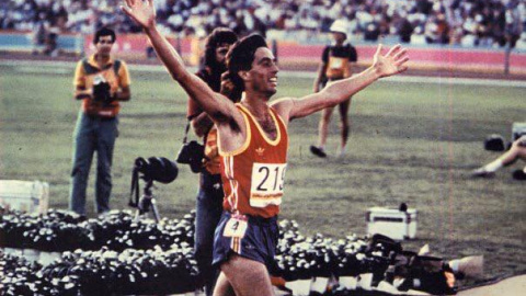 José Manuel Abascal levanta los brazos en la final de los 1.500 metros en Los Ángeles'84. José Manuel Abascal levanta los brazos en la final de los 1.500 metros en Los Ángeles'84.
