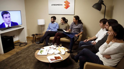 El líder de Podemos Pablo Iglesias, y su equipo, sigue el debate del presidente del Gobierno, Mariano Rajoy, y el candidato del PSOE, Pedro Sánchez, esta noche en la sede de Atresmedia, en la localidad madrileña de San Sebastián de los Reye El líder de Podemos Pablo Iglesias, y su equipo, sigue el debate del presidente del Gobierno, Mariano Rajoy, y el candidato del PSOE, Pedro Sánchez, esta noche en la sede de Atresmedia, en la localidad madrileña de San Sebastián de los Reye