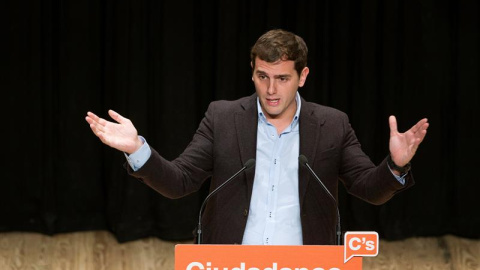 El candidato de C's a la Presidencia del Gobierno, Albert Rivera, durante su intervención en un acto electoral celebrado hoy en Ávila. EFE/Raúl Sanchidrián El candidato de C's a la Presidencia del Gobierno, Albert Rivera, durante su intervención en un acto electoral celebrado hoy en Ávila. EFE/Raúl Sanchidrián
