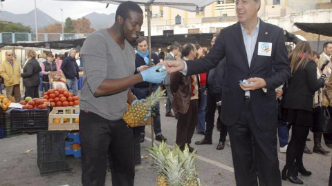El presidente del grupo parlamentario del PP de Catalunya, Xavier Garcia Albiol, entrega un mantecado con propaganda electoral del PP a uno de los vendedores durante la visita que ha realizado hoy al mercadillo de las Albarizas de Marbella, El presidente del grupo parlamentario del PP de Catalunya, Xavier Garcia Albiol, entrega un mantecado con propaganda electoral del PP a uno de los vendedores durante la visita que ha realizado hoy al mercadillo de las Albarizas de Marbella,