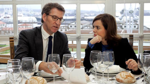 La vicepresidenta del Gobierno, Soraya Saez de Santamaría, ha participado hoy en un almuerzo con el presidente de la Xunta de Galicia, Alberto Núñez Feijóo, y representantes municipales de la comarca de Ferrol. EFE/Kiko Delgado La vicepresidenta del Gobierno, Soraya Saez de Santamaría, ha participado hoy en un almuerzo con el presidente de la Xunta de Galicia, Alberto Núñez Feijóo, y representantes municipales de la comarca de Ferrol. EFE/Kiko Delgado