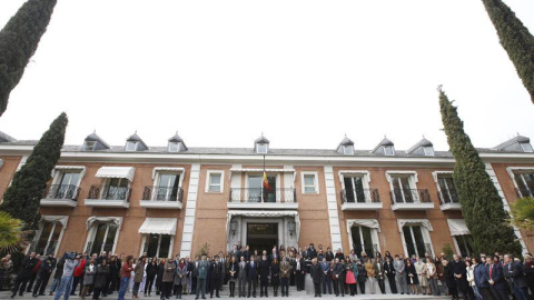 El presidente del Gobierno, Mariano Rajoy (c), junto al personal del complejo de la Moncloa, durante el minuto de silencio. / EFE El presidente del Gobierno, Mariano Rajoy (c), junto al personal del complejo de la Moncloa, durante el minuto de silencio. / EFE