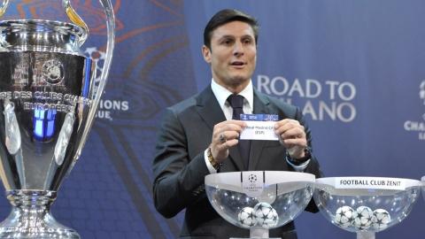 Zanetti saca la papeleta del Real Madrid en el sorteo de octavos de final de la Champions. /UEFA Zanetti saca la papeleta del Real Madrid en el sorteo de octavos de final de la Champions. /UEFA