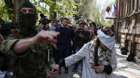 Prorrusos capturan a reportera acusándola de criminal de guerra.- REUTERS.