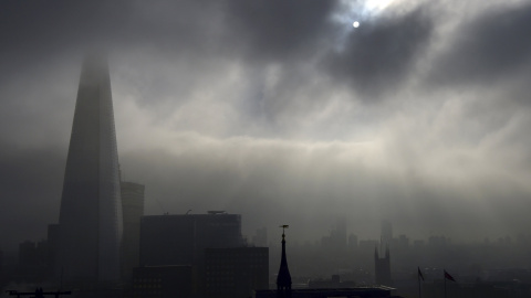 La torre de la iglesia de San Magnus queda eclipsada por los rascacielos en el distrito financiero de Londres , Gran Bretaña./ REUTERS