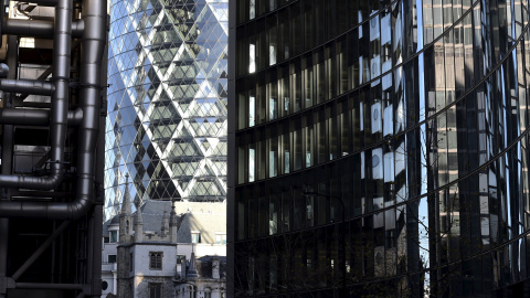 La iglesia St. Mary Axe rodeado de rascacielos, en la ciudad de Londres , Gran Bretaña./ REUTERS