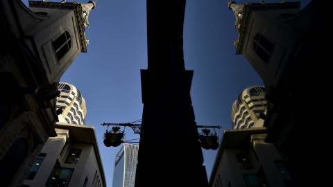 La iglesia St. Edmund el Rey se refleja en un edificio de oficinas en el distrito financiero de Londres , Gran Bretaña./ REUTERS