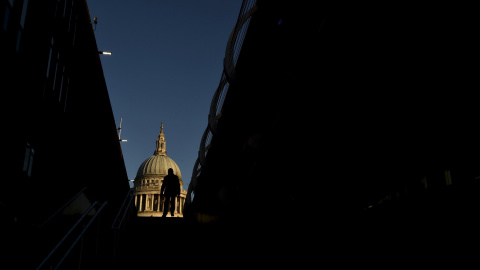 Un trabajador camina cerca de la catedral de St Paul's en Londres./ REUTERS