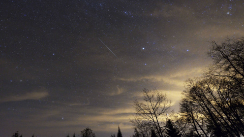 La lluvia de gemínidas que se pudieron durante la noche en la localidad de Comillas, Cantabria. EFE/Pedro Puente Hoyos