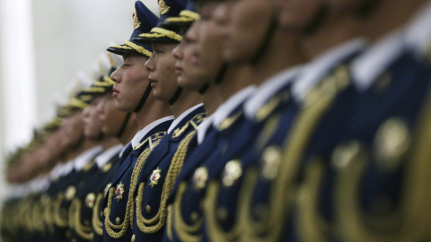 La guardia de honor china lista para recibir al primer ministro kazako, Karim Massimov, en el Gran Palacio del Pueblo en Pekín. EFE/How Hwee Young