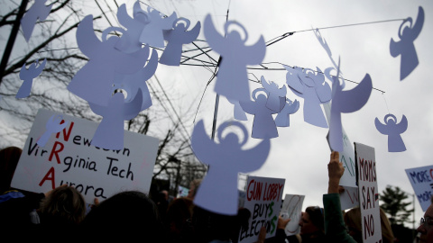 Móvil con ángeles en homenaje a las víctimas de la violencia armada, durante la protesta y vigilia por el tercer aniversario del tiroteo de Sandy Hook, fuera de la sede de la Asociación Nacional del Rifle, en Fairfax, Virginia. REUTERS/Jona