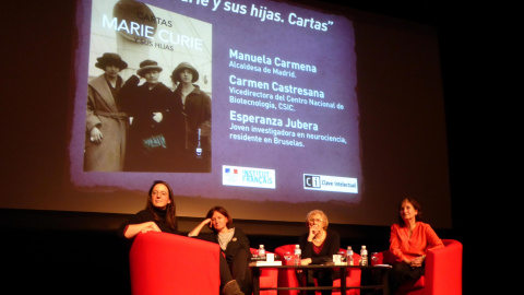 De izquierda a derecha: Esperanza Jubera, joven investigadora en neurociencia, residente en Bruselas; Carmen Castresana, vicedirectora del Centro Nacional de Biotecnología, (CSIC); Manuela Carmena, alcaldesa de Madrid; y Lourdes Lucía Aguir De izquierda a derecha: Esperanza Jubera, joven investigadora en neurociencia, residente en Bruselas; Carmen Castresana, vicedirectora del Centro Nacional de Biotecnología, (CSIC); Manuela Carmena, alcaldesa de Madrid; y Lourdes Lucía Aguir