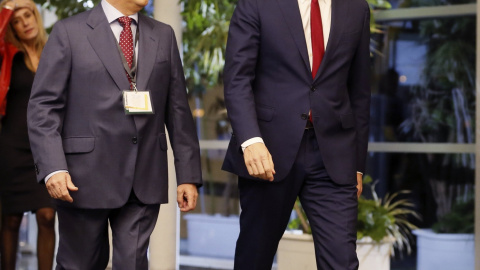 El presidente de la Academia de Televisión y moderador del debate, Manuel Campo Vidal, acompaña al secretario general del PSOE y candidato a la Presidencia del Gobierno, Pedro Sánchez, a su llegada a la sede de la Academia en Madrid para pa El presidente de la Academia de Televisión y moderador del debate, Manuel Campo Vidal, acompaña al secretario general del PSOE y candidato a la Presidencia del Gobierno, Pedro Sánchez, a su llegada a la sede de la Academia en Madrid para pa