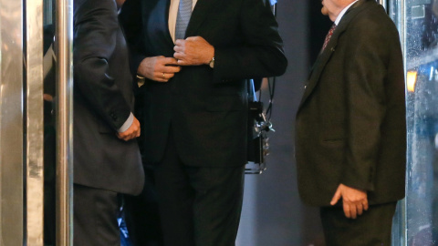 El presidente del Ejecutivo y candidato a la reelección en las elecciones generales del 20-D, Mariano Rajoy, a su llegada al 'cara a cara' que mantendrá con el candidato socialista Pedro Sánchez en la sede de la Academia en Madrid. EFE/Juan