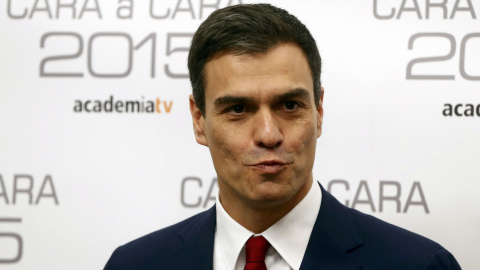 Pedro Sánchez posa ante los fotógrafos ha su llegada al debate cara a cara con Mariano Rajoy. REUTERS/Juan Medina