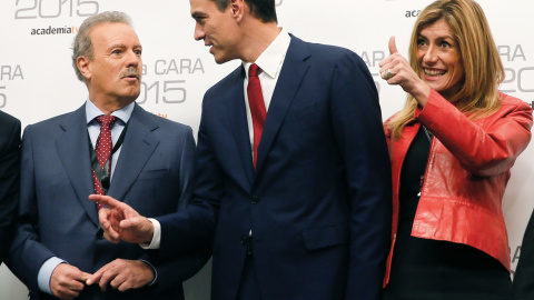 El candidato del PSOE en las elecciones generales del 20-D, Pedro Sánchez, acompañado de su esposa Begoña Gómez, conversa con el presidente de la Academia de Televisión y moderador del debate, Manuel Campo Vidal, a su llegada al 'cara a car