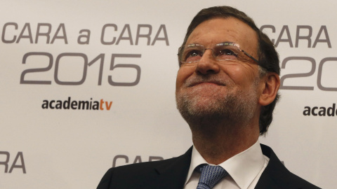 Mariano Rajoy, posa ante los fotógrafos ha su llegada al debate cara a cara con Pedro Sánchez. REUTERS/Juan Medina