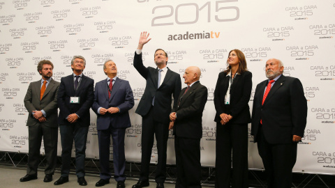 El presidente del Ejecutivo, Mariano Rajoy, acompañado por el presidente de la Academia de Televisión y moderador del debate, Manuel Campo Vidal, el director de la ECAM, Gonzalo Salazar. el portavoz del debate, Pepe Quílez, el codirector Fe