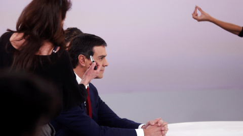 Sánchez, en los momentos previos al comienzo del debate con Mariano Rajoy. REUTERS/Juan Medina