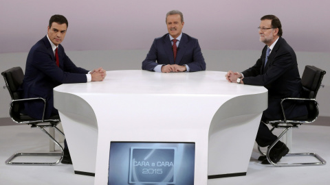 Mariano Rajoy y Pedro Sanchez, con el moderador Manuel Campo Vidal, antes del inicio del cara a cara. REUTERS/Juan Medina