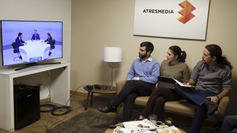 El líder de Podemos Pablo Iglesias, y su equipo, sigue el debate del presidente del Gobierno, Mariano Rajoy, y el candidato del PSOE, Pedro Sánchez, esta noche en la sede de Atresmedia, en la localidad madrileña de San Sebastián de los Reye