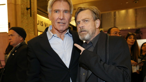 Los actores Harrison Ford y Mark Hamill, a su llegad al preesteno de 'El despertar de la fuerza', en  Hollywood. REUTERS/Mario Anzuoni