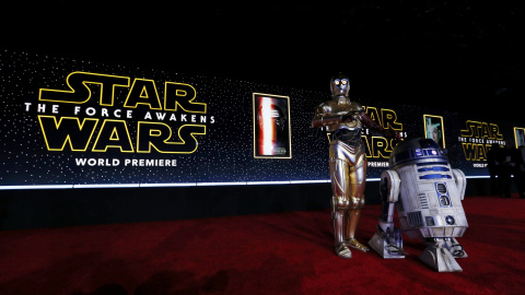 Otro hecho importante registrado en la alfombra roja fue el paso de soldados de la saga y los robots R2D2 y C3PO.- REUTERS.
