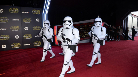 Hollywood Boulevard fue el escenario en el que se vivió el desfile de estrellas que acudieron a la gala en el TLC Chinese Theatre.- REUTERS.