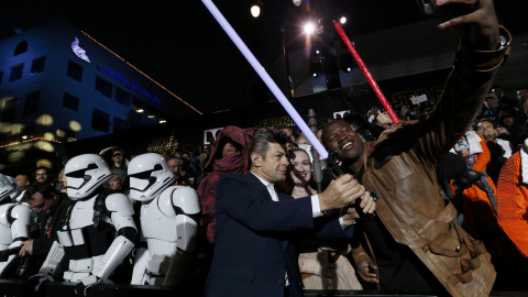 El actor Andy Serkis se hace una foto con los fans de 'Star Wars' a su llegada al prestreno de 'El despertar de la fuerza', en Hollywood. REUTERS/Mario Anzuoni