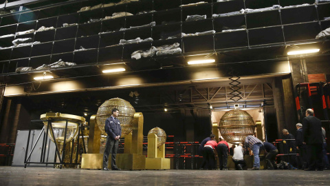 Los operarios trasladan los bombos que repartirán la suerte en el sorteo extraordinario de Lotería de Navidad en el Teatro Real. EFE/Juan Carlos Hidalgo Los operarios trasladan los bombos que repartirán la suerte en el sorteo extraordinario de Lotería de Navidad en el Teatro Real. EFE/Juan Carlos Hidalgo