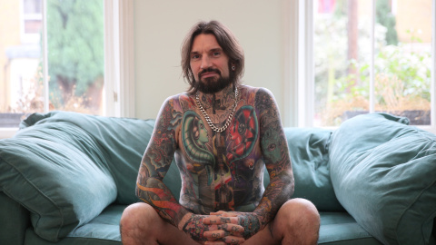 Un fan de la película tiene la mayor parte de su cuerpo tatuada con los personajes de la saga. REUTERS/Paul Hackett