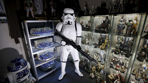 Takaya Yoshino, de 28 años, posa disfrazado de Stormtrooper en su casa de Numazu, al oeste de Tokio. Este fan de la saga se gasta casi todo el dinero que tiene en Star Wars. En su luna de miel, él y su mujer pasaron un fin de semana en un c