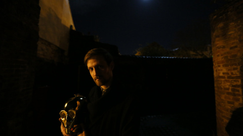 Simon Wilkie posa junto a su mascara de C-3PO en Norwich, al este de Inglaterra. REUTERS/Paul Hackett
