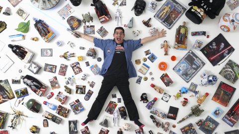 James Burns, coleccionista de Star Wars collector de 44 años posa con parte de su colección de la saga en su casa de Londres. El fan asegura que "le encanta la comunidad que se ha creado gracias a la saga". REUTERS/Paul Hackett