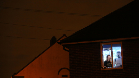 La diseñadora gráfica y coleccionista de Star Wars posa disfrazada de Stormtrooper con su compañera sentimental en la ventana de su casa al sur de Londres. REUTERS/Paul Hackett