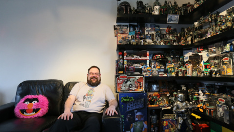 Un coleccionista de Star Wars posa junto a su colección de 8.000 piezas. Corsham (Wiltshire)2015. REUTERS/Paul Hackett