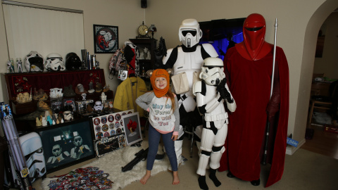Una fan de Star Wars de 45 años se disfraza de los personajes de la saga desde los 7 años. REUTERS/Mike Blake
