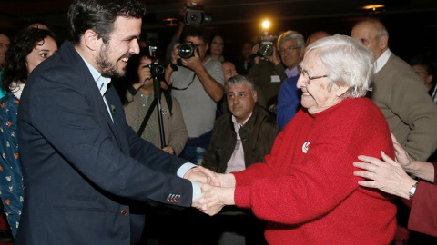 Alberto Garzón (i), saluda a la viuda de Marcelino Camacho, Josefina Samper, al inicio del mitin que ha ofrecido hoy en el Teatro La Latina de Madrid.- EFE Alberto Garzón (i), saluda a la viuda de Marcelino Camacho, Josefina Samper, al inicio del mitin que ha ofrecido hoy en el Teatro La Latina de Madrid.- EFE