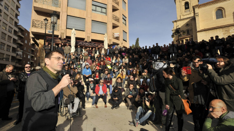 El cofundador de Podemos Juan Carlos Monedero ha acompañado al cabeza de lista de esta formación al Congreso por Albacete, Fernando Prieto, en un acto electoral en la ciudad castellanomanchega. EFE/Manu