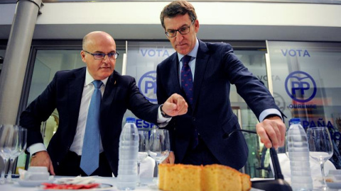 El presidente del PPdeG, Alberto Núñez Feijóo (d) y el presidente del partido en Ourense, Manuel Baltar, durante el almuerzo informativo celebrado esta mañana en el Centro Cultural Marcos Valcárcel. EFE/Brais Lorenzo