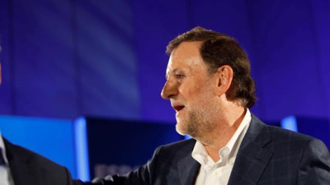 Mariano Rajoy al inicio del mitin central de su partido hoy en A Coruña. Rajoy ha llegado al recinto sin gafas tras ser agredido por un joven mientras daba un paseo por Pontevedra. EFE/Cabalar Mariano Rajoy al inicio del mitin central de su partido hoy en A Coruña. Rajoy ha llegado al recinto sin gafas tras ser agredido por un joven mientras daba un paseo por Pontevedra. EFE/Cabalar