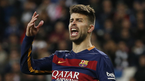 Gerard Piqué durante el Real Madrid-Barcelona de hace un mes. /REUTERS Gerard Piqué durante el Real Madrid-Barcelona de hace un mes. /REUTERS